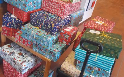 Päckchenpacken für den Weihnachtskonvoi