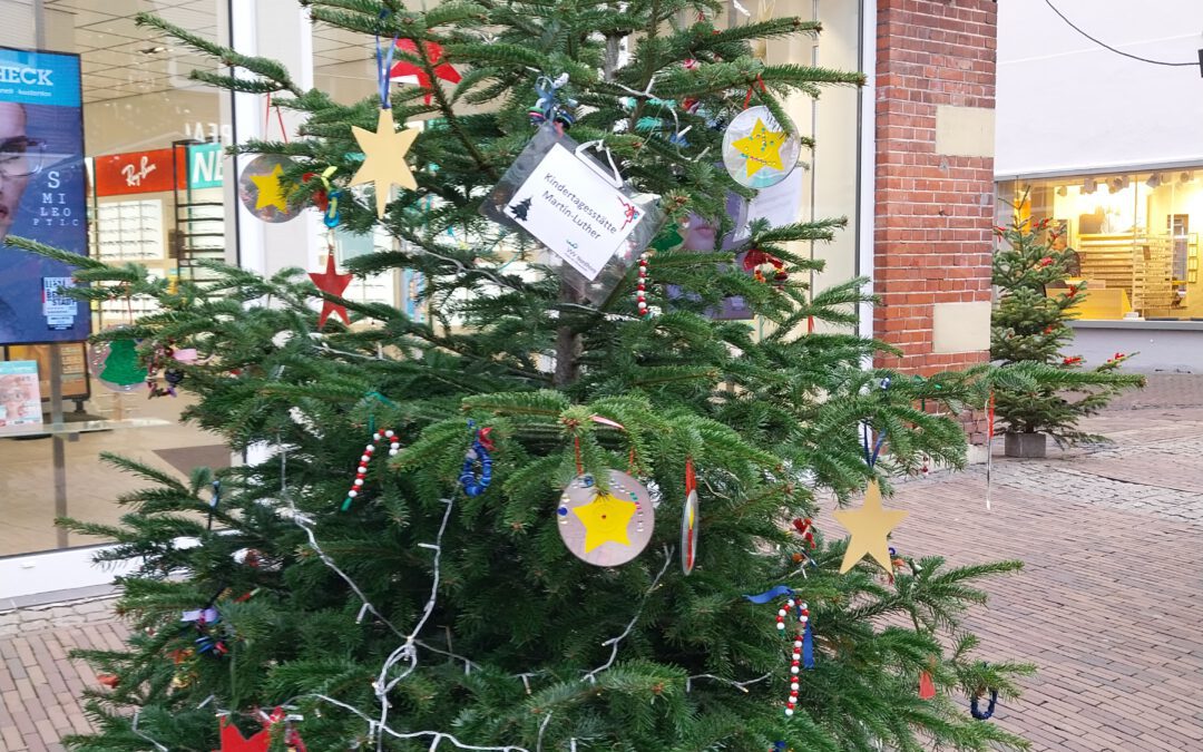 Weihnachtliche Schmückaktion