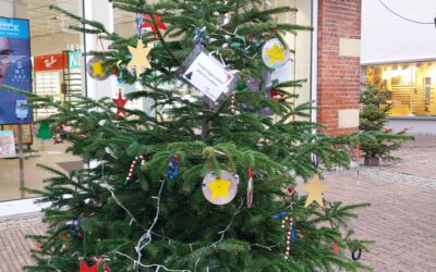 Weihnachtliche Schmückaktion