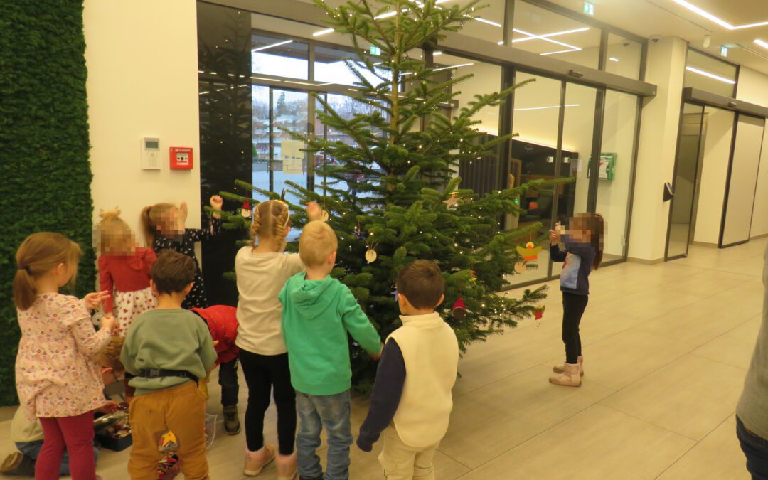 Vorschulkinder schmücken Volksbank-Tannenbaum